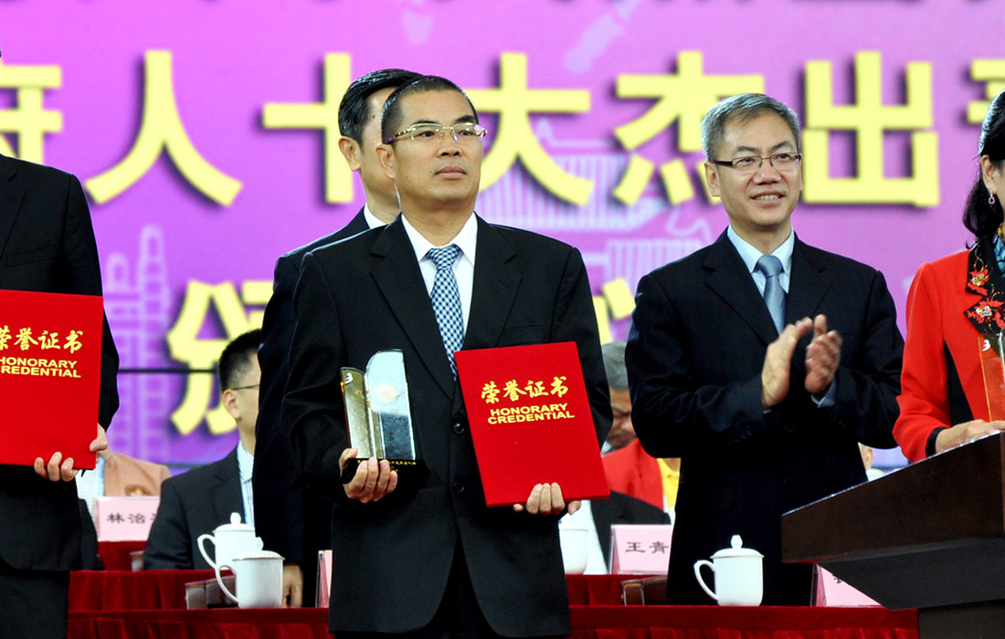 鉴黑担保网股份董事长温志芬荣获世界广府人“十大卓越人物”称号